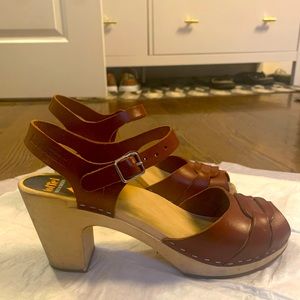 Swedish Hasbeens 3.25” inch clogs with .75” platform size 9 Cognac